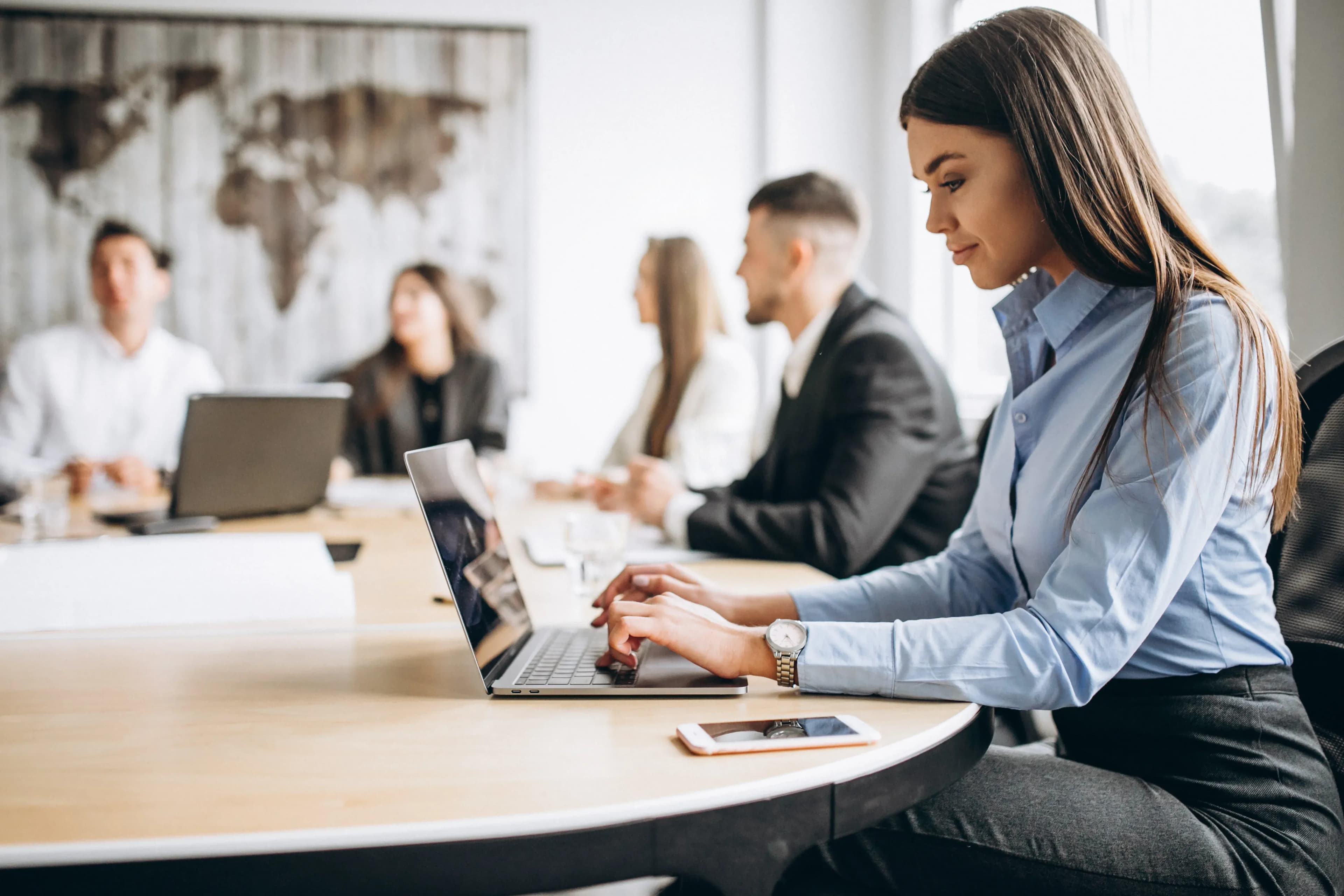 Equipo de profesionales inmobiliarios planificando un negocio en la oficina